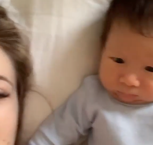 Ao lado do filho, Sammy faz apelo para Pyong continuar no BBB20 