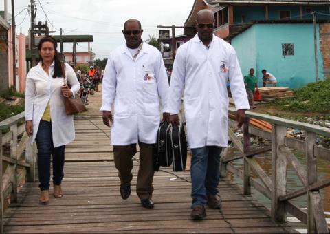Governo convocará médicos cubanos para combater coronavírus