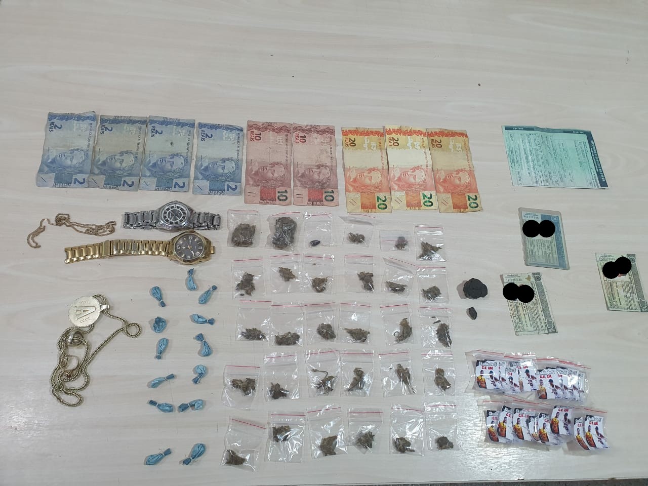 Um jovem é preso e adolescente apreendido com drogas e joias no Amazonas 