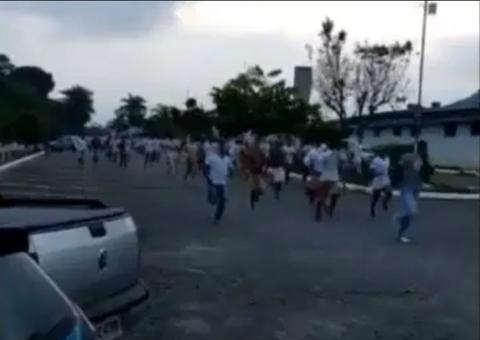 Detentos se rebelam e fazem fuga em massa após perderem saída temporária por coronavírus