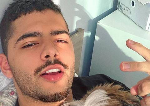 De quarentena por coronavírus, Pedro Sampaio faz show na varanda para vizinhos