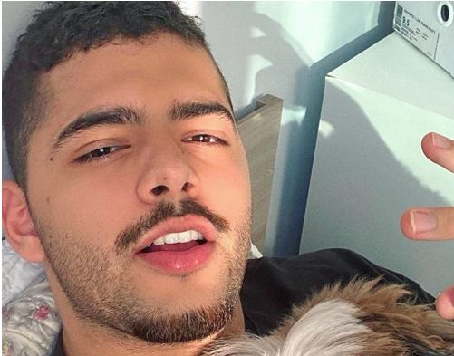 De quarentena por coronavírus, Pedro Sampaio faz show na varanda para vizinhos