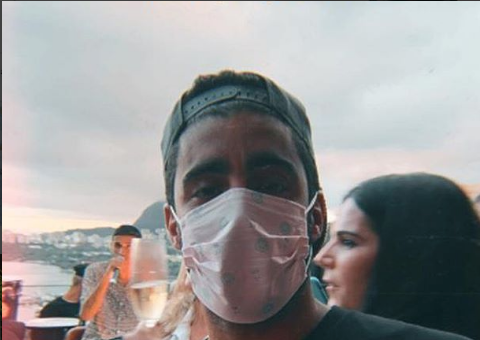 Pedro Scooby rebate críticas após usar máscara hospitalar para prevenir coronavírus