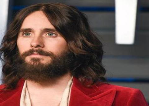 Isolado no deserto, Jared Leto fica em choque ao descobrir sobre pandemia de coronavírus