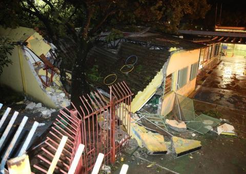 Cinco crianças ficam feridas após muro de creche desabar após forte chuva