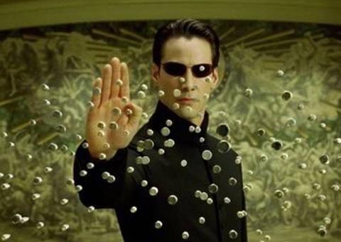 Matrix 4 tem filmagens interrompidas na Alemanha para evitar coronavírus