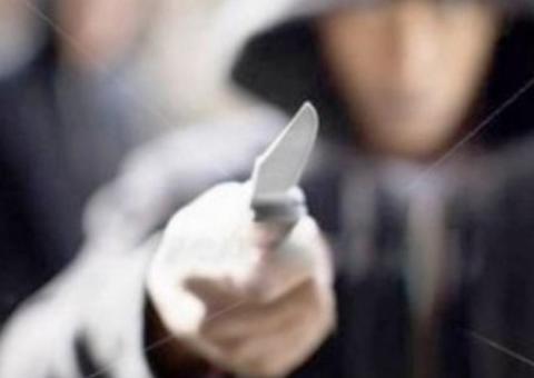 Trio rouba padaria e acaba preso após carro colidir com calçada em Manaus