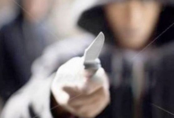 Trio rouba padaria e acaba preso após carro colidir com calçada em Manaus