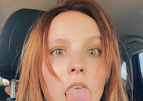 Larissa Manoela sensualiza de bumbum empinado em foto de biquíni