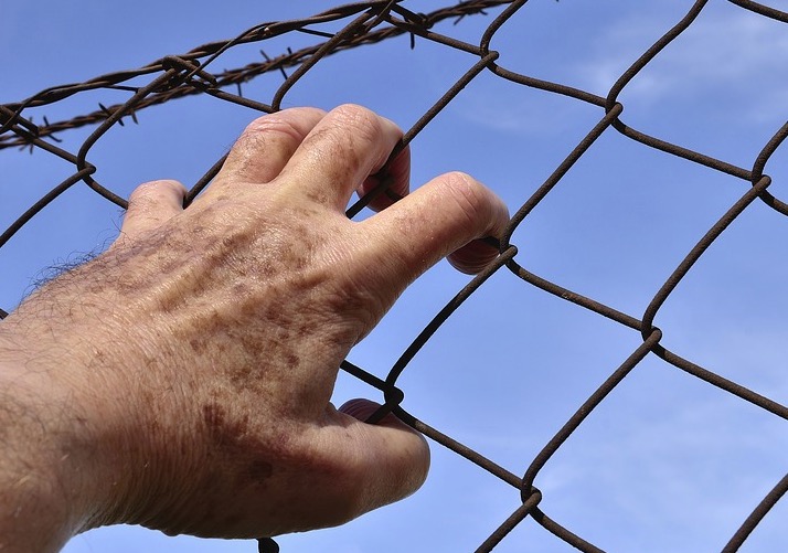 Detento diz que fugiu por medo e se entrega após pedido de mãe cardíaca