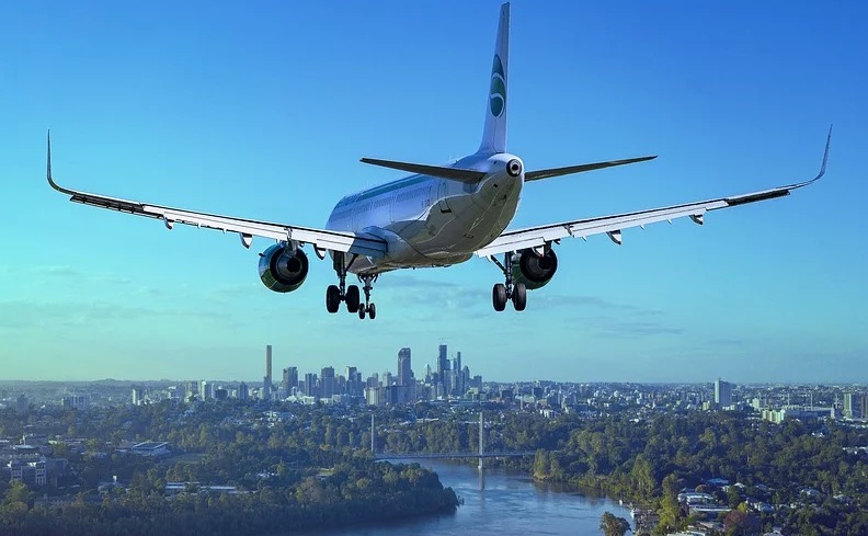 Sintoma de Covid-19 causa briga entre passageiros dentro de avião; veja 