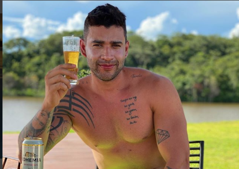 Após cancelar shows, Gusttavo Lima aproveita dias de folga com amigos e filho de Bolsonaro