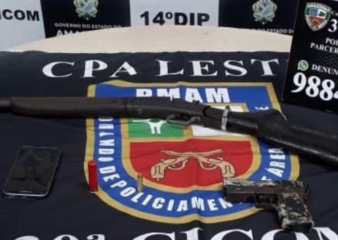 Em Manaus, homem é preso em casa com armas e carro usado em arrastões