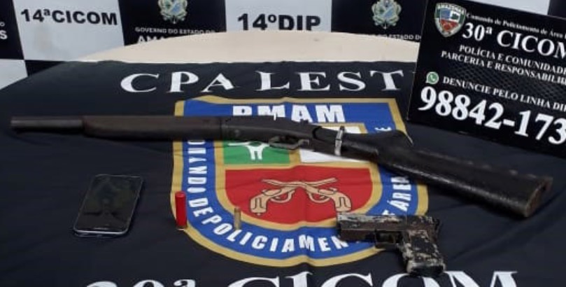 Em Manaus, homem é preso em casa com armas e carro usado em arrastões