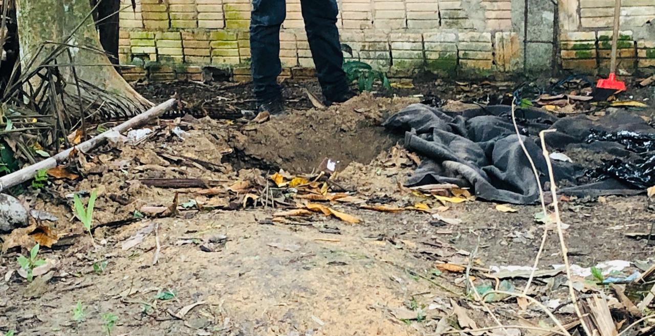 Mãe chama polícia ao flagrar filho abrindo cova para esconder garota morta em Manaus