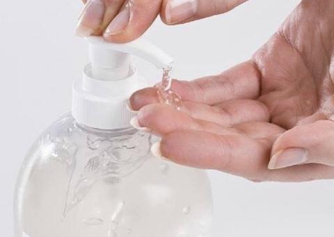 Governo zera imposto sobre álcool gel e máscara