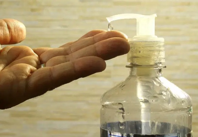 Governo zera imposto sobre álcool gel e máscara