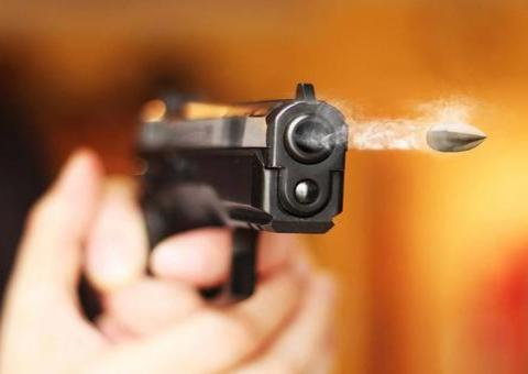 Policiais encontram jovem sangrando em rua de Manaus