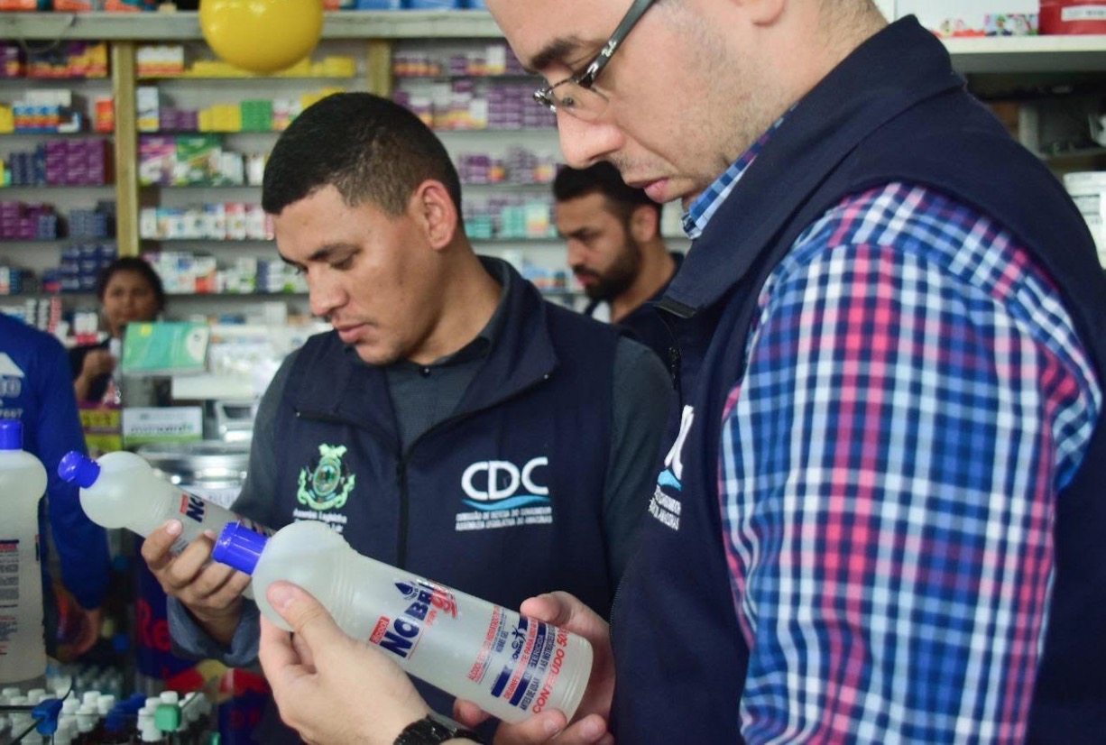 Lojas e farmácias de Manaus têm 48 horas para justificar preços de álcool gel e máscaras