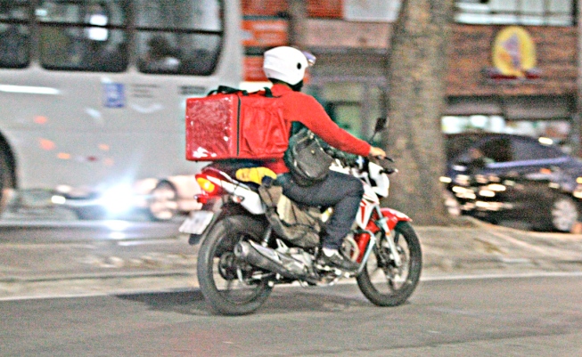 Empresas reforçam delivery; entregadores temem riscos do coronavírus