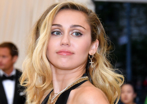 Miley Cyrus diz que ficou anos sem usar biquíni após ser comparada a peru 
