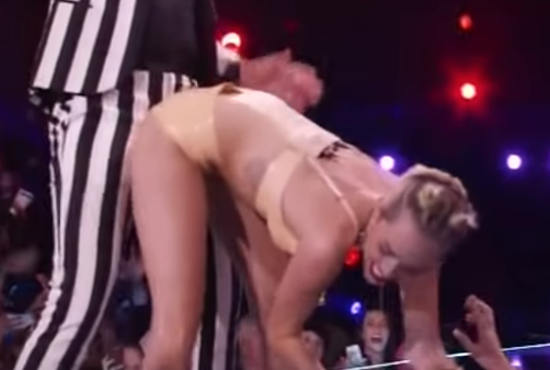 Miley Cyrus diz que ficou anos sem usar biquíni após ser comparada a peru 