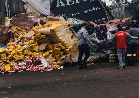 Carreta derruba carga de refrigerantes em avenida de Manaus