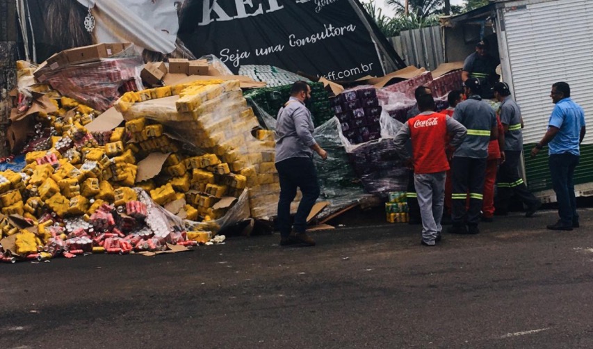Carreta derruba carga de refrigerantes em avenida de Manaus
