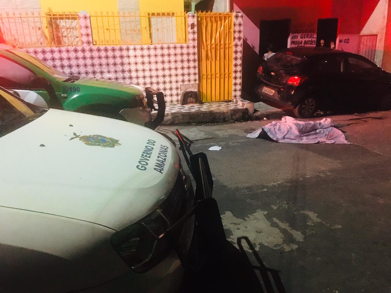 Homem é morto com mais de 10 tiros em área de conflito entre facções em Manaus