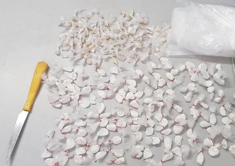 Polícia prende homem que fazia teto de residência como depósito de drogas em Manaus