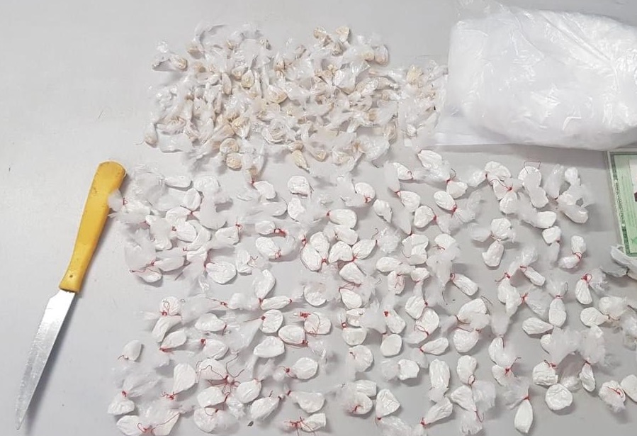 Polícia prende homem que fazia teto de residência como depósito de drogas em Manaus