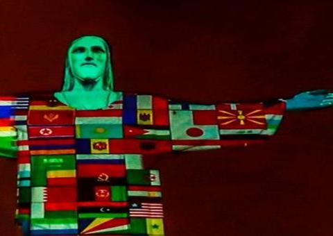Cristo Redentor é iluminado com bandeiras de mais de 150 países que enfrentam coronavírus