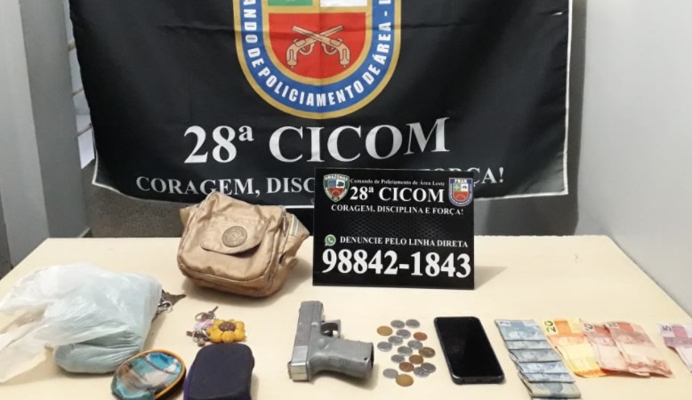 Jovem é preso com cinco armas e drogas escondidas em área vermelha de Manaus