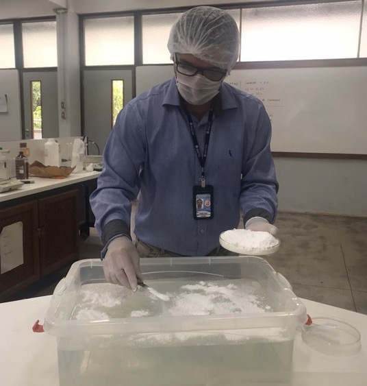 Todos contra o Covid-19: Nilton Lins inova e curso de farmácia desenvolve álcool em gel