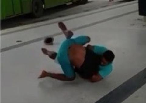 Por causa de espirro, homens caem na porrada em terminal de ônibus; Veja vídeo 