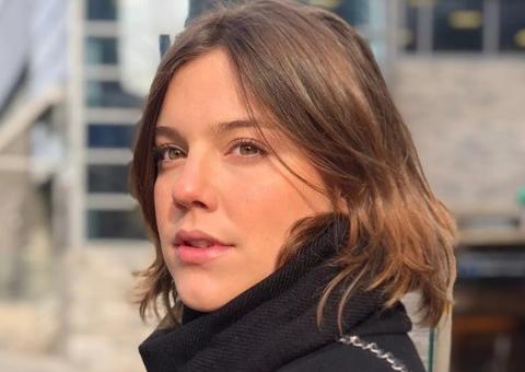 De máscara, Alice Wegmann participa de panelaço contra Bolsonaro