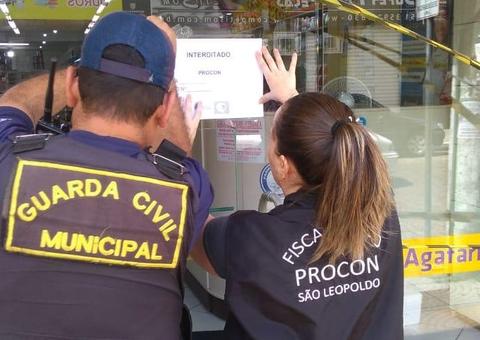 Farmácia é interditada por vender álcool gel a R$ 300 