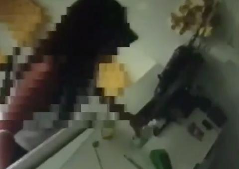 Vídeo mostra mulher furtando álcool gel de balcão em estabelecimento