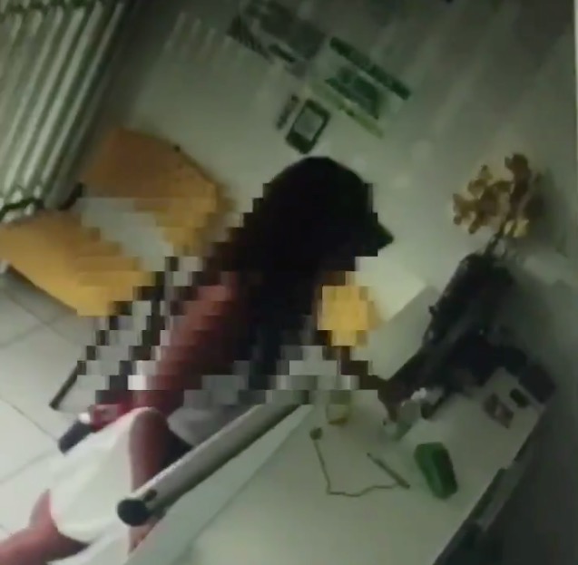 Vídeo mostra mulher furtando álcool gel de balcão em estabelecimento