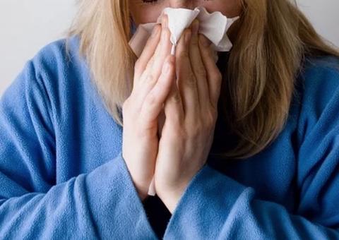 Pessoas com gripe e seus familiares devem receber atestado para isolamento, informa Saúde