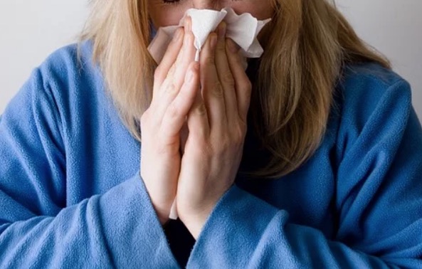 Pessoas com gripe e seus familiares devem receber atestado para isolamento, informa Saúde