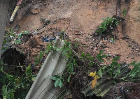 Casa desaba durante forte chuva em Manaus; confira ocorrências