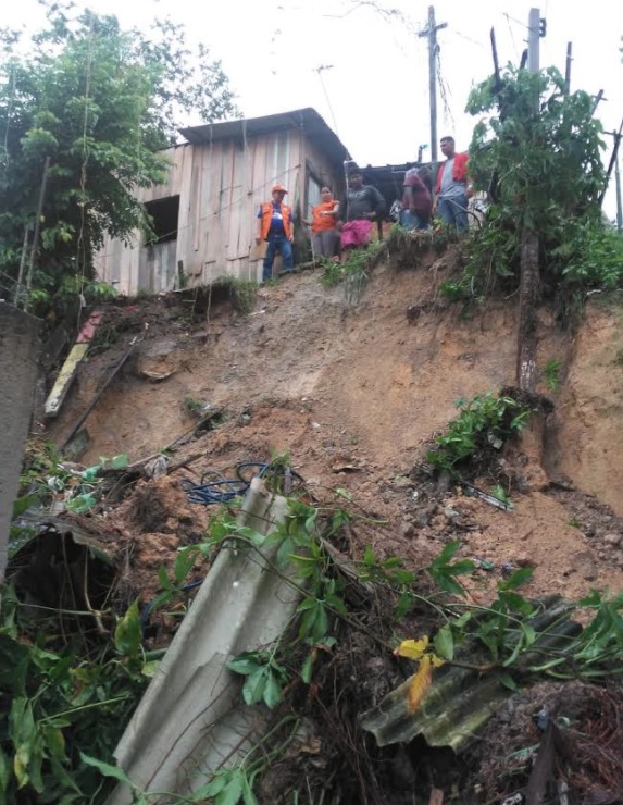 Casa desaba durante forte chuva em Manaus; confira ocorrências
