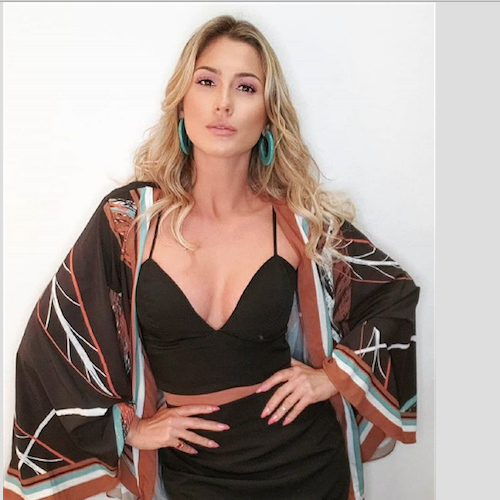 Lívia Andrade abusa no decote em look escolhido por fãs