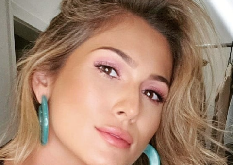 Lívia Andrade abusa no decote em look escolhido por fãs