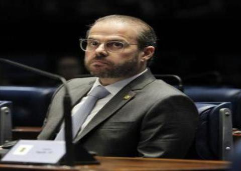 Senador que veio a Manaus com Alcolumbre é diagnosticado com coronavírus