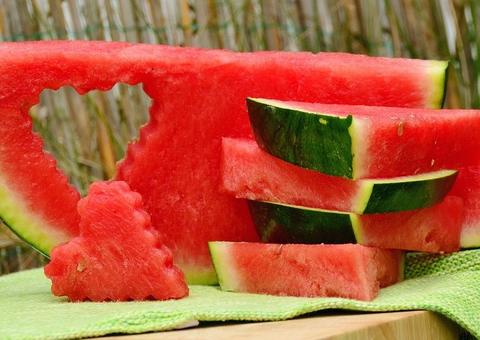 Comer melancia ajuda a manter ereção por mais tempo? Entenda