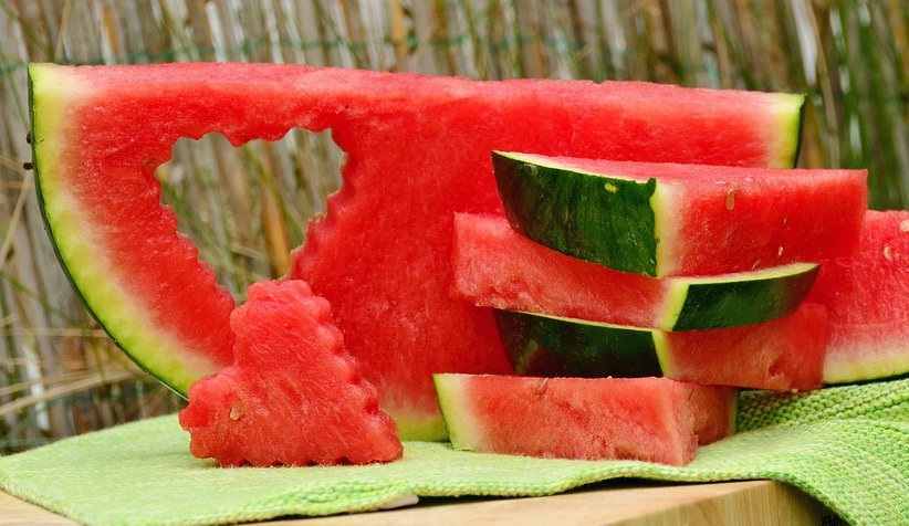 Comer melancia ajuda a manter ereção por mais tempo? Entenda