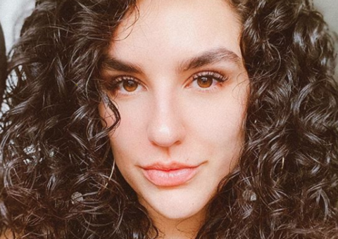 Em quarentena, Kéfera usa autobronzeador e surge completamente laranja  