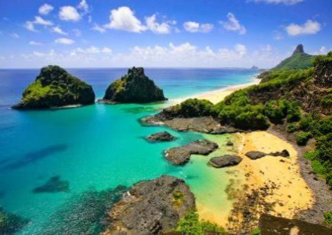 Mais de 3 mil turistas são retirados de Fernando de Noronha após caso suspeito de coronavírus